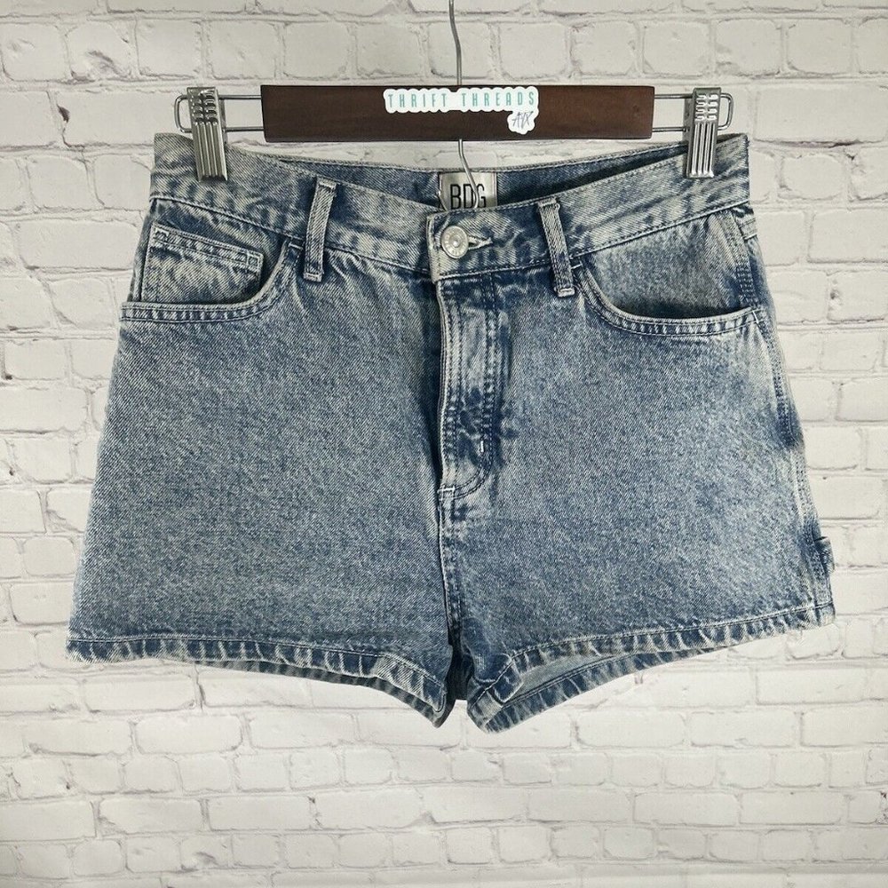 BDG Urban Outfitters Light Wash Button Fly Denim/Mom Shorts Size 27 (27 x 2.5)